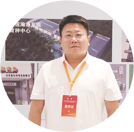张伟 山东瀚海蓝鲲海洋科技有限公司董事长
众人拾柴火焰高,打造有国际竞争力的中国海水鲑鳟鱼产业体系
“目前我国海水鲑鳟鱼产业整体尚处于起步阶段,模式虽已打通,但各环节还未形成规模,痛点不少。”刚刚当选中国渔业协会海水鲑鳟鱼产业分会会长的山东瀚海蓝鲲海洋科技有限公司董事长张伟坦言。
他指出,90%的苗种依赖进口,必须加快实现自主可控;同时规模化短板制约品牌宣传和配套设施建设。面对行业风口,张伟强调:“大家看到风口就会一拥而入,所以我们及时提出团体标准,提升产品门槛——不是谁都能进来,也不是什么样的鱼都能上市。”
张伟分享了瀚海蓝鲲从饲料延伸至陆基养殖、苗种培育的转型路径,并表示分会将聚焦突破种业“卡脖子”问题、完善全链条标准体系、深化国际合作、强化行业自律四大方向。“从苗种、孵化、陆基标粗、海水驯化,到深远海养殖、加工、品牌、深加工——这是一个完整系统的构建。”他引用“众人拾柴火焰高”,号召各方携手打造具有国际竞争力的中国海水鲑鳟鱼产业体系。