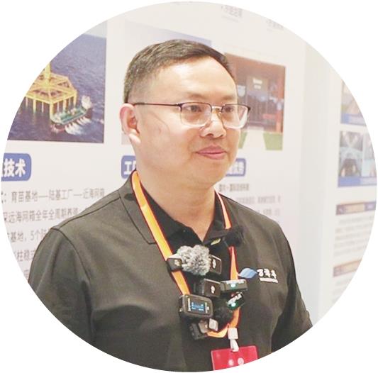 　　叶斌 山东万泽丰海洋开发集团有限公司市场部负责人
让日照深海三文鱼走向更广市场
　　“《日照深海三文鱼》团体标准，从地理、环境、品种三个核心维度，清晰界定了正宗日照深海三文鱼的品质标准，为企业规模化发展提供了科学规范的‘操作指南’。”山东万泽丰海洋开发集团有限公司市场部负责人叶斌对标准的出台给予高度肯定。
　　在他看来，统一标准是产业提质升级的关键一步。只要日照本土养殖企业严格对标标准生产运营、携手共建品质体系、共同守护产业口碑，日照深海三文鱼完全有望比肩日照绿茶，成为城市享誉市场的“蓝色名片”。
　　据了解，该公司自2013年成立以来，凭借成熟的养殖模式、优质的养殖环境和严苛的品控体系，已然成为中纬度海水养殖三文鱼的标杆。