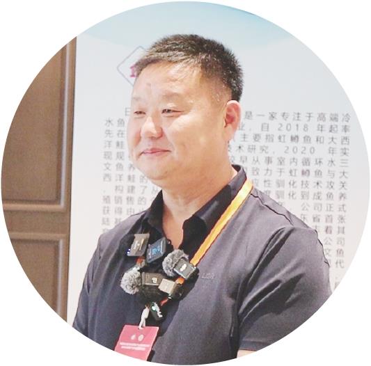 韩见军 日照天旺水产有限公司董事长
从售卖“原料鱼”向打造“品牌鱼”转型
行业标准的落地,为本土养殖企业转型升级注入了强劲动能。日照天旺水产有限公司董事长韩见军直言,系列标准如同一把精准的“品质标尺”,推动企业彻底告别“经验养殖”模式,全面迈入生产标准化、规范化的新阶段。“新标准为我们厘清发展思路,为企业生产经营、技术升级指明了方向,对企业而言,既是稳定经营的‘定心丸’,更是做大做强的‘冲锋号’。”
作为日照高端冷水鱼养殖的现代化优秀企业,天旺水产自2018年起率先在省内开展三文鱼繁育技术研究,聚焦虹鳟鱼与大西洋鲑的海水适应性驯化等核心技术攻关。经过多年探索实践,企业成功构建起苗种繁育、盐度梯度驯化、成鱼养殖、成品销售一体化的完整产业链。