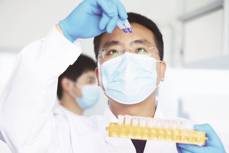 科研人员开展石斑鱼病毒检测实验