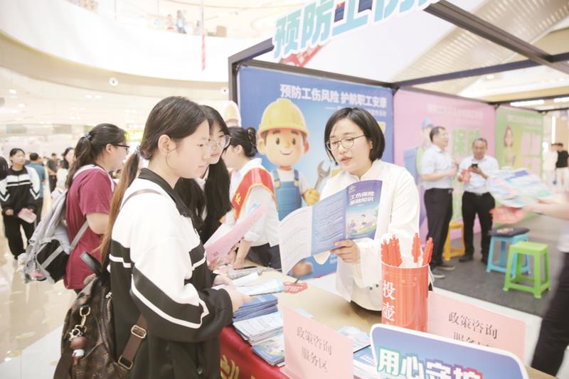 工作人员为市民进行政策讲解