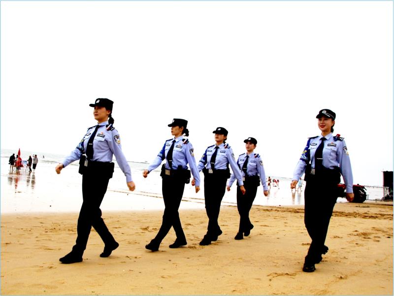 阳光海岸女警正在巡逻。 人民网记者 徐星瀚 报道