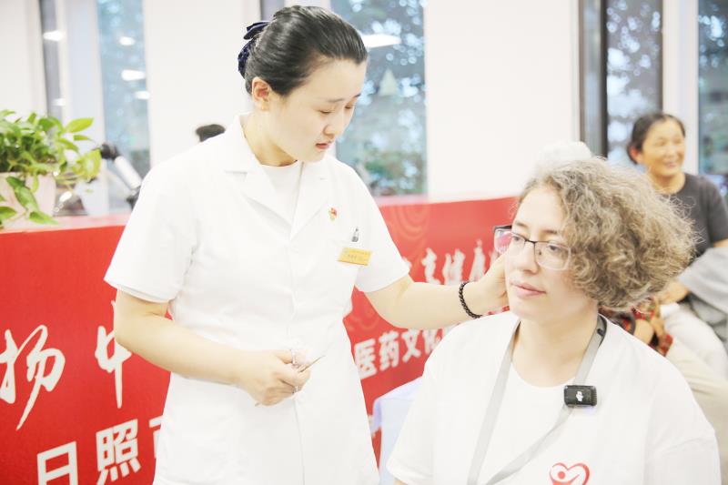 外国友人体验中医药文化