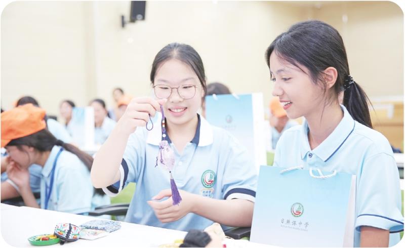 　　两地学生互赠礼物