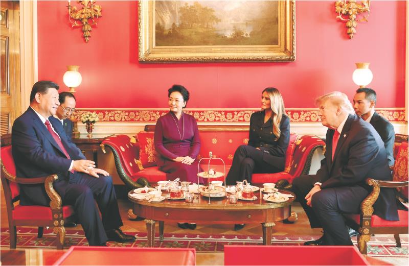 当地时间9月25日上午,国家主席习近平和夫人彭丽媛同美国总统特朗普和夫人梅拉尼娅在白宫举行茶叙。
新华社发