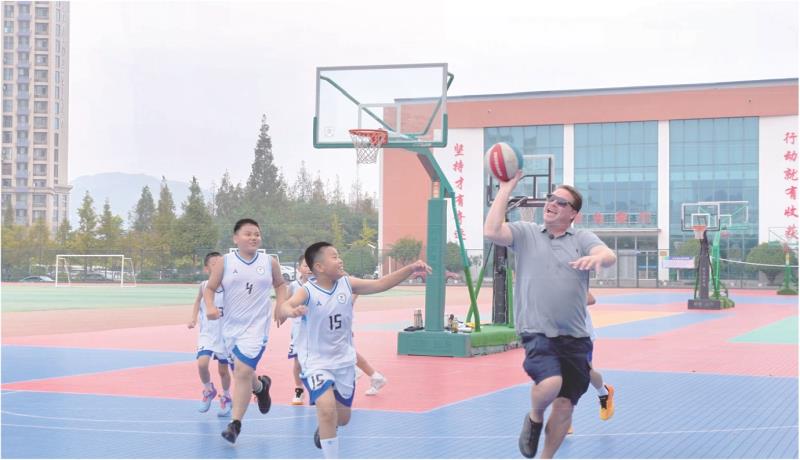 与山海天实验小学学生一起打篮球