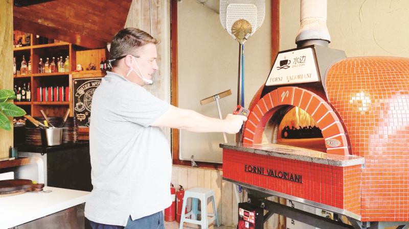 为顾客烤披萨