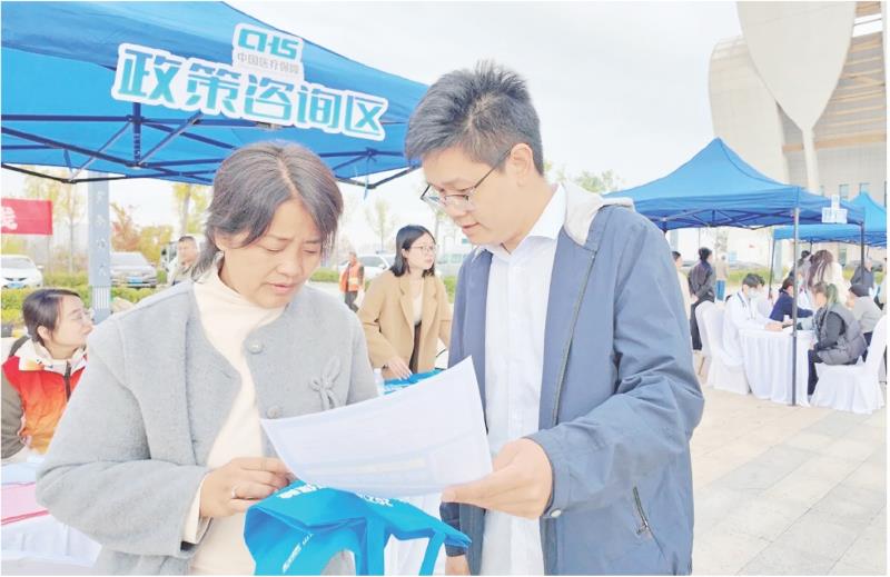 工作人员向群众讲解政策